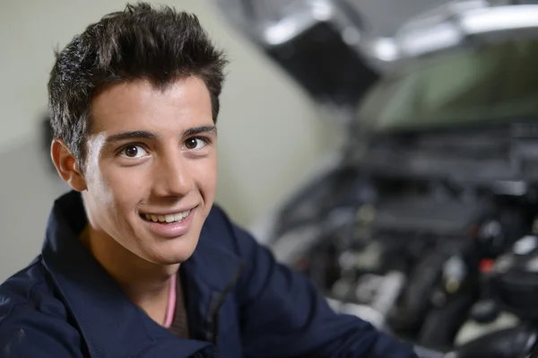 Student i auto mekanik — Stockfoto