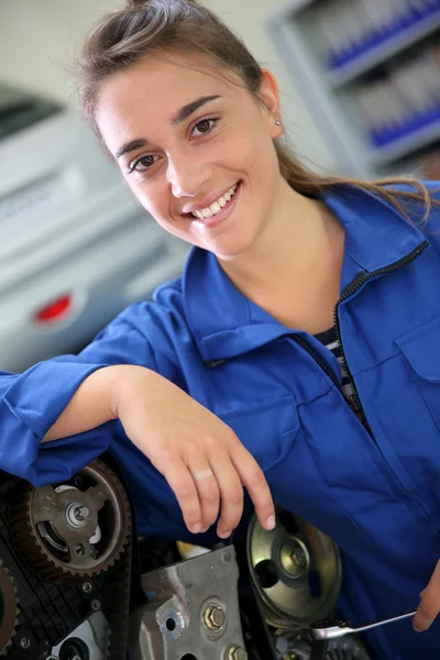 Student tjej i auto mekanik — Stockfoto