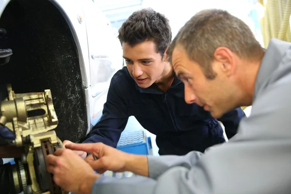 Lehrer und Student in der Kfz-Mechaniker-Ausbildungsklasse — Stockfoto