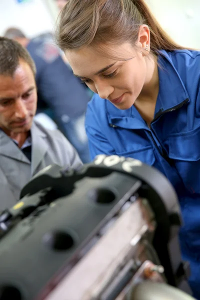 Mechaniker-Lehrgang mit Lehrern und Schülern — Stockfoto