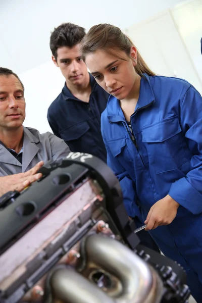 Zajęcia z mechaniki z nauczycielem i uczniami — Zdjęcie stockowe