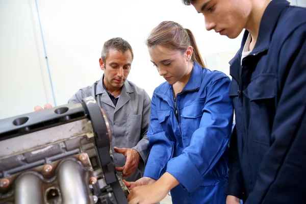 Estudiantes con instructor trabajando en motor automático — Foto de Stock