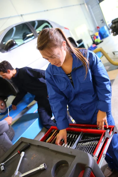 Mujer en clase de formación de mecánica automotriz — Foto de Stock