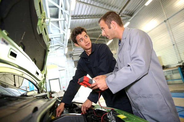 Trainer with student in repairshop — Stock Photo, Image