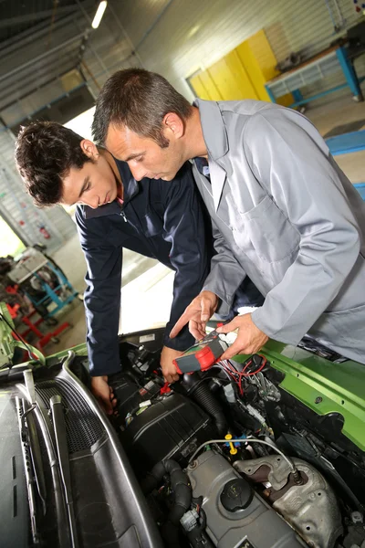 Tränare med student i repairshop — Stockfoto