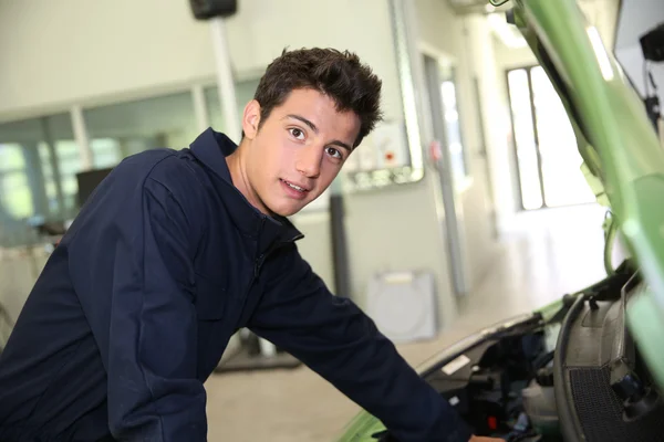 Student i auto mekanik — Stockfoto