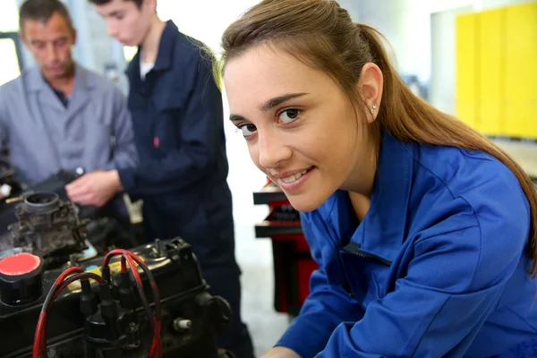 Student tjej arbetar i auto repairshop — Stockfoto