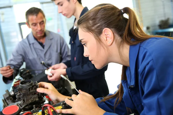 Zajęcia z mechaniki z nauczycielem i uczniami — Zdjęcie stockowe