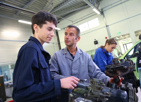 Mechanics training class with teacher and students — Stock Photo, Image