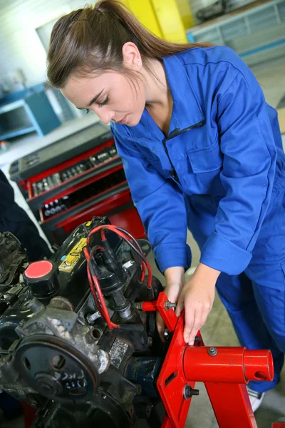 Uczeń dziewczyna pracuje w auto repairshop — Zdjęcie stockowe