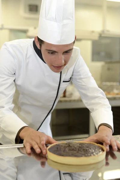 Estudiante haciendo pastel — Foto de Stock