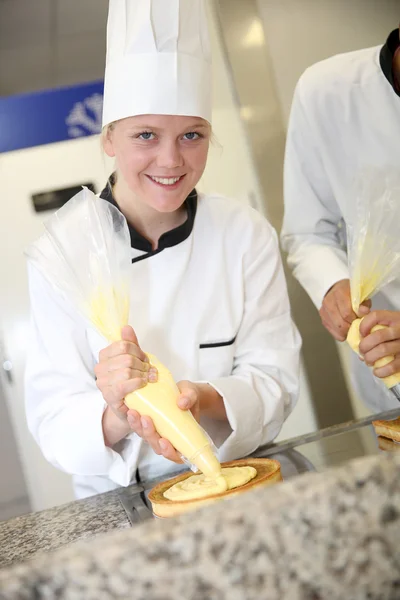 Gebak cook student meisje — Stockfoto