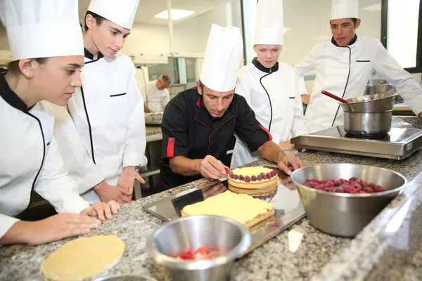 Pastacılık eğitimi ders öğretmeni olan öğrenciler — Stok fotoğraf