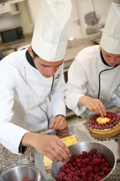 Estudantes fazendo pastelaria francesa — Fotografia de Stock