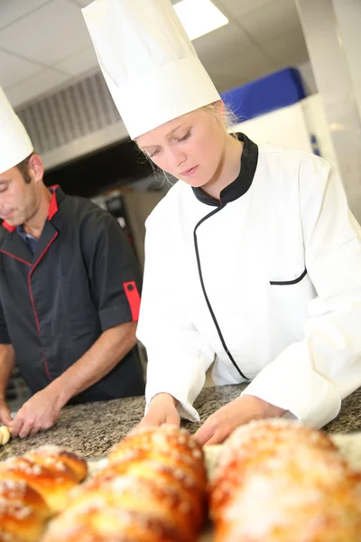 Baker with students in kitchen — Stock Photo, Image