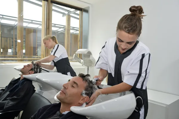 Mulheres lavando o cabelo do cliente — Fotografia de Stock