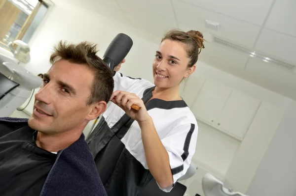 Hairstyle training class in beauty salon — Stock Photo, Image