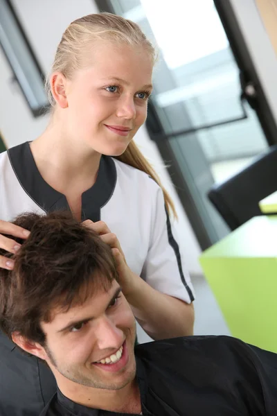 Frisör student tjej i frisersalong — Stockfoto