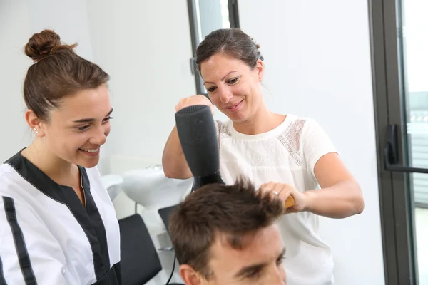 Aula de treinamento de penteado no salão de beleza — Fotografia de Stock