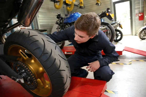 Tonåring reparera motorcykel — Stockfoto