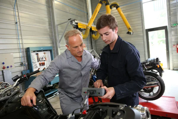 Professeur avec des étudiants en mécanique — Photo