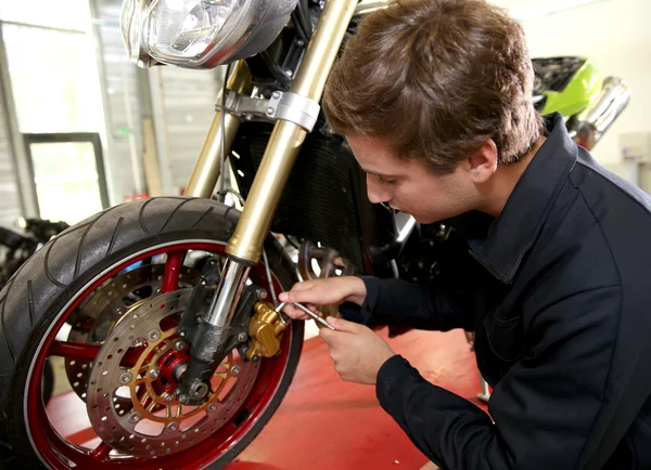 Підліток ремонту мотоцикл — стокове фото