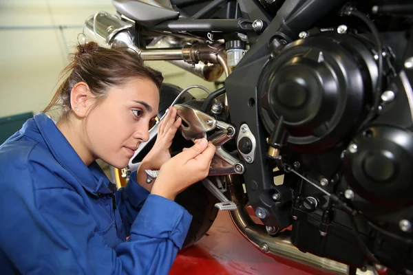 Estudante menina na mecânica da motocicleta — Fotografia de Stock