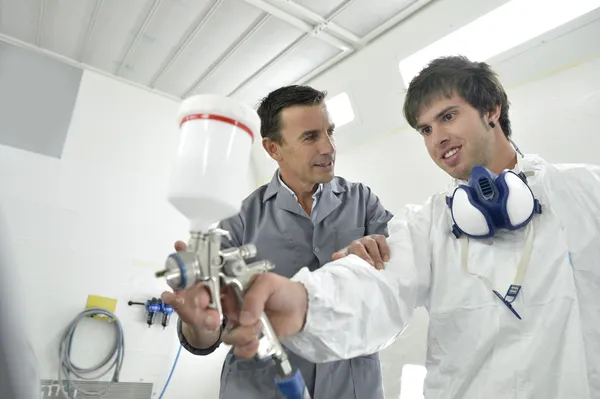 Instrutor com adolescente na aula de formação de pintura de carro — Fotografia de Stock