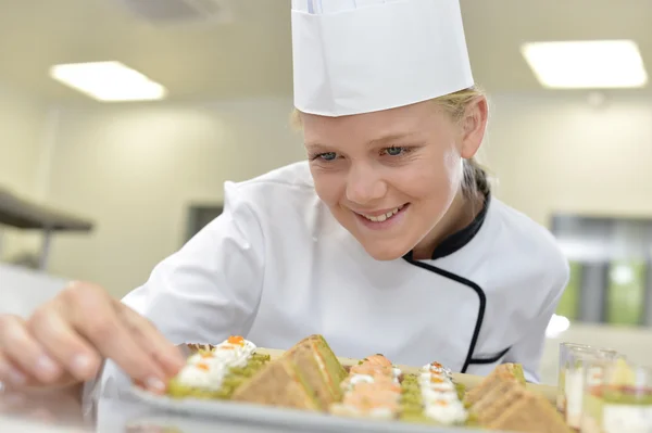 Caterer preparing tray of appetizers — Stock Photo, Image