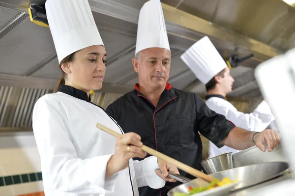 Chef-kok onderwijs student hoe voor te bereiden wokschotel — Stockfoto