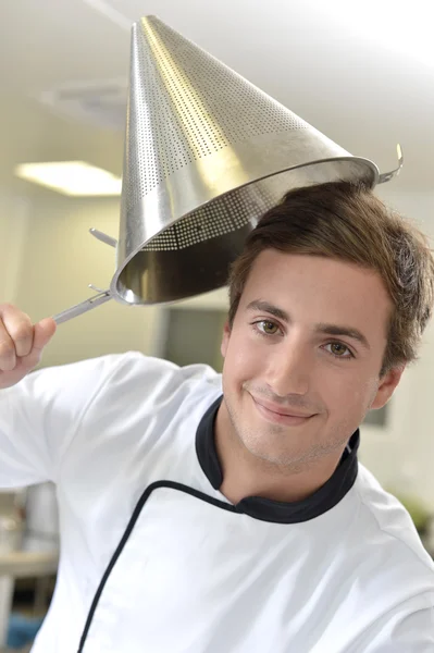 Joven cocinero sosteniendo utensilios de cocina —  Fotos de Stock