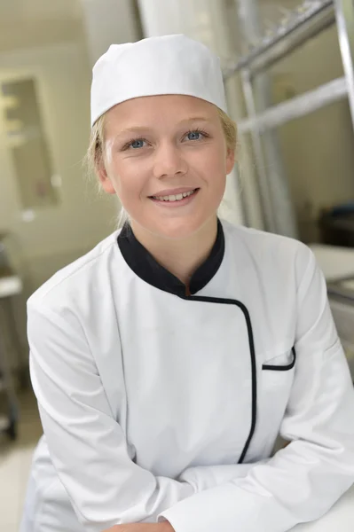 Horeca school meisje in restaurant keuken — Stockfoto