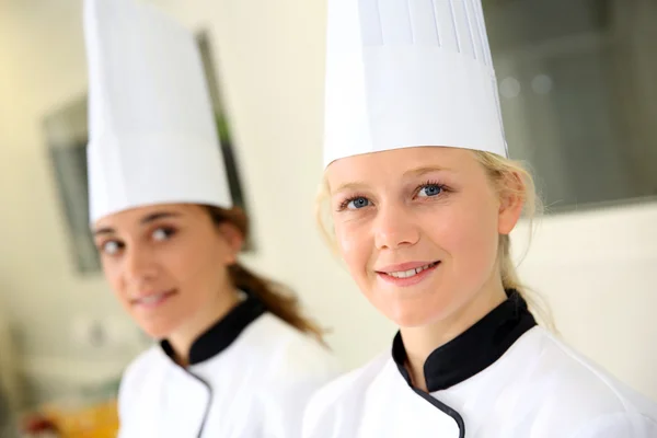 Estudiante en catering vistiendo uniforme — Foto de Stock