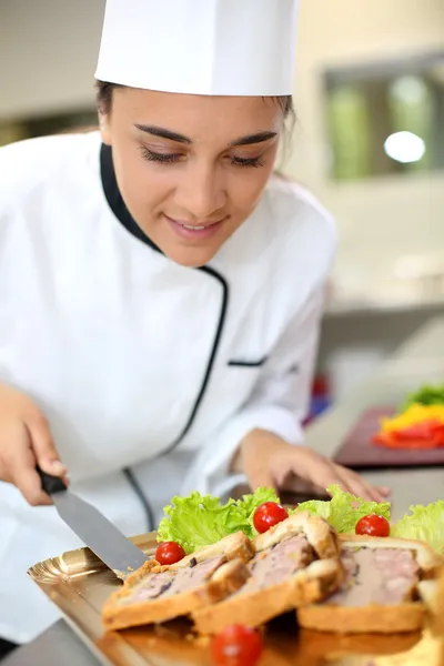 Caterer bereitet Tablett mit Essen zu — Stockfoto