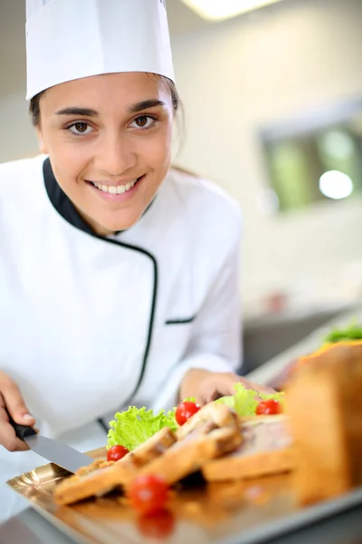 Caterer bereitet Tablett mit Essen zu — Stockfoto