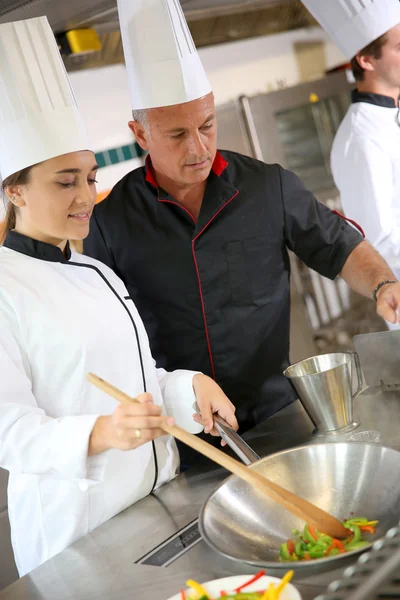 Chef estudante de ensino como preparar prato wok — Fotografia de Stock