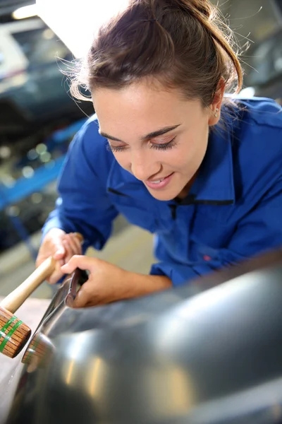 学生工作在 repairshop 的车 — 图库照片