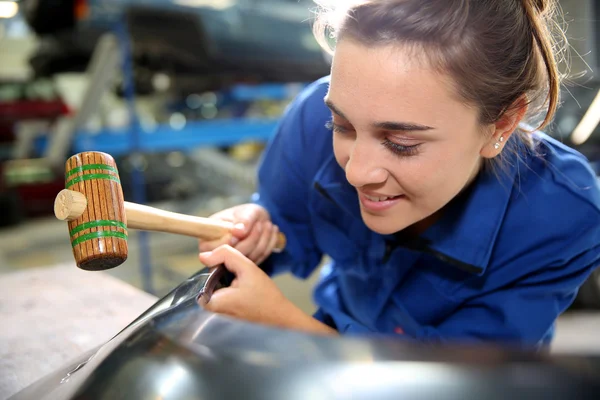 Student arbetar på bil i repairshop — Stockfoto