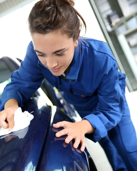 Student working on car in repairshop — Stock Photo, Image
