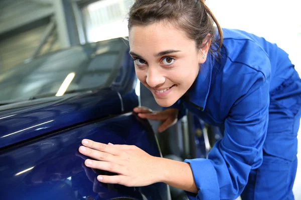 Student arbetar på bil i repairshop — Stockfoto