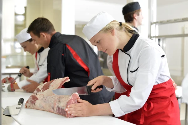 Girl cutting meat — 图库照片