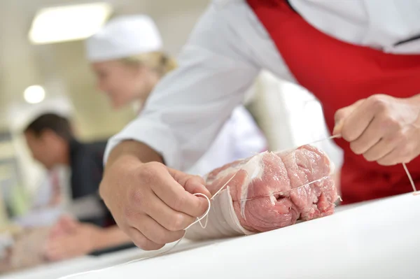 Assado de carne sendo preparado pelo açougueiro — Fotografia de Stock