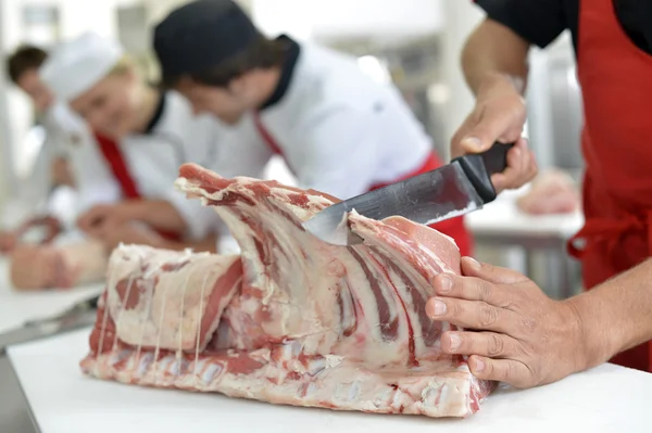 Costole tagliate in cucina da macellaio — Foto Stock