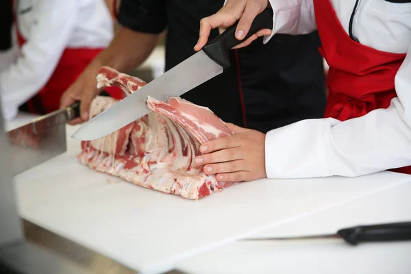 Перерезать ребра на мясной кухне — стоковое фото