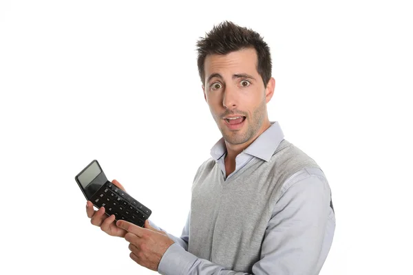 Занепокоєний чоловік показує калькулятор — стокове фото
