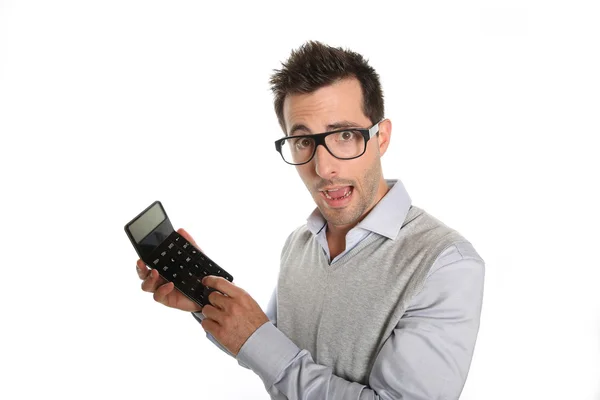 Hombre preocupado mostrando calculadora — Foto de Stock