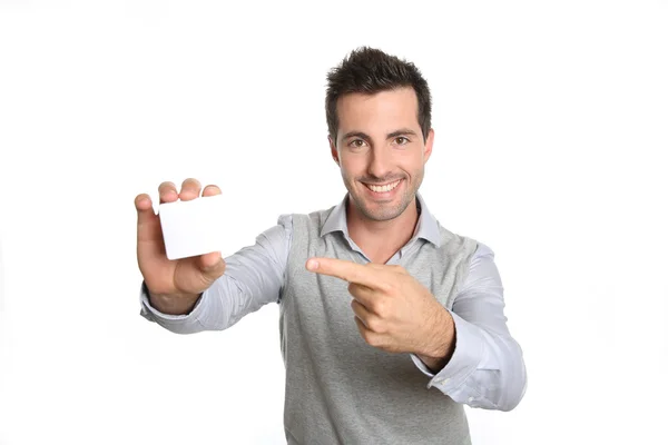 카드를 보여주는 웃는 남자 — 스톡 사진