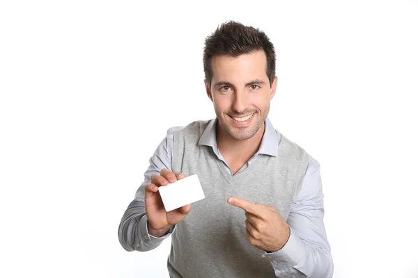 Sorrindo homem mostrando cartão — Fotografia de Stock