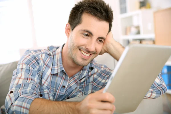 Guy utilisant la tablette pour lire le courrier — Photo