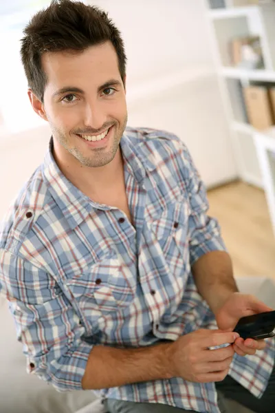 Hombre enviando mensaje con teléfono inteligente — Foto de Stock